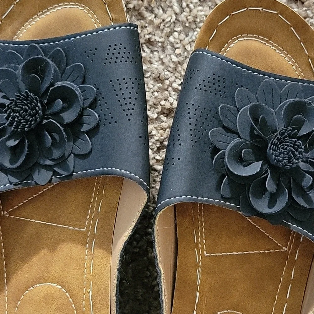 Black Ladies Sandals With Flower Detail NEW Sz10.5 - Picture 5 of 6